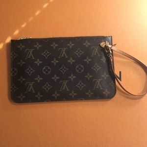 💯⚜️Authentic Louis Vuitton Pouchette